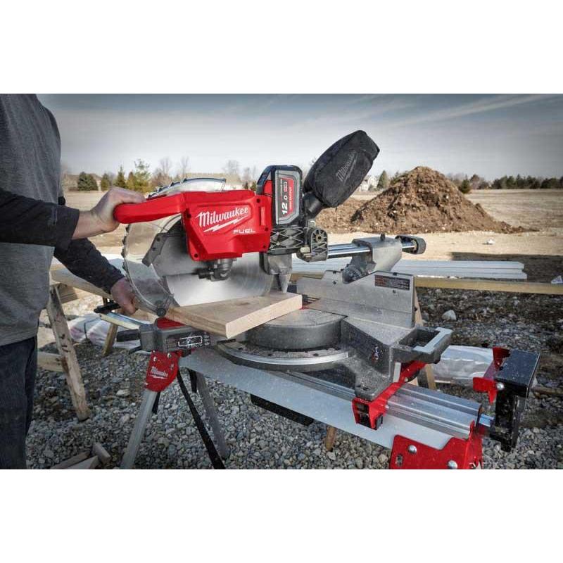 M18 FMS305-121 - Piła ukosowa z posuwem śr. 305 mm, 18 V, 12.0 Ah, ONE-KEY™, z akumulatorem i ładowarką