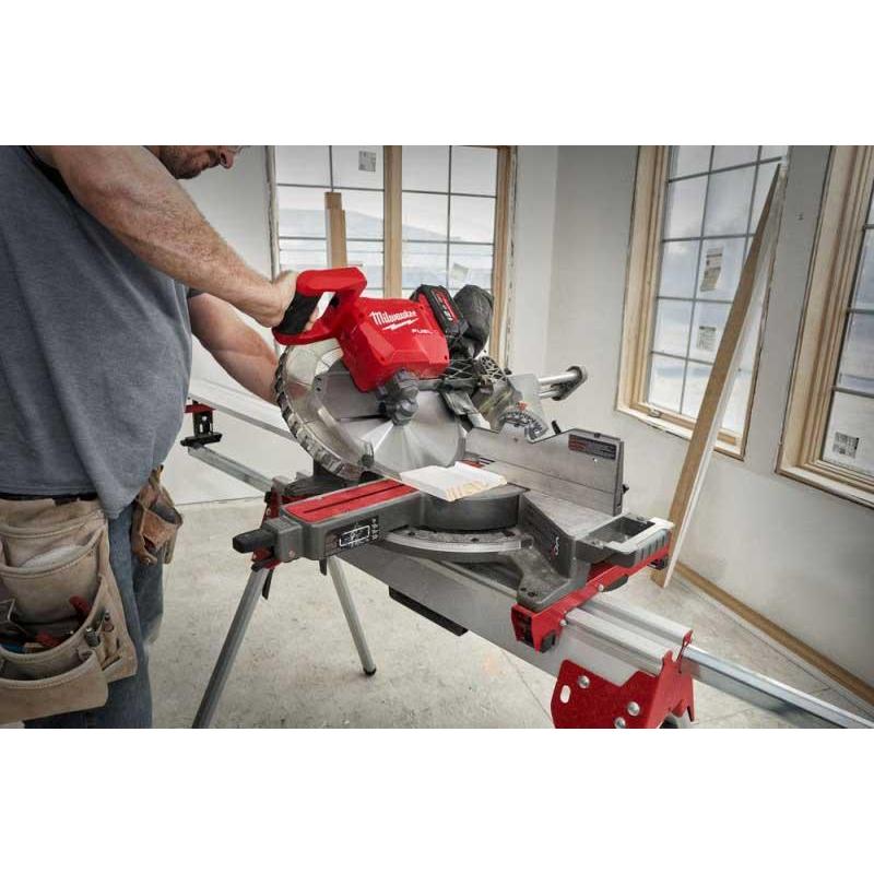 M18 FMS305-121 - Piła ukosowa z posuwem śr. 305 mm, 18 V, 12.0 Ah, ONE-KEY™, z akumulatorem i ładowarką