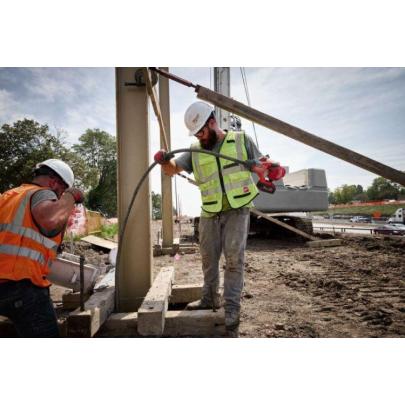 M18 FCVN24-551 - Igłowy wibrator do betonu z wałkiem 2,4 m, 18 V, 5.5 Ah, FUEL™, z akumulatorem i ładowarką