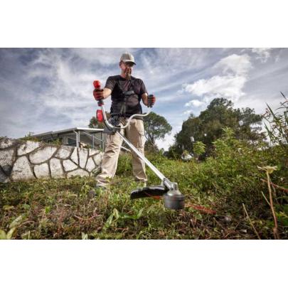 M18 FBCU-802 - Wykaszarka 23 cm 18 V, 8.0 Ah, z 2 akumulatorami i ładowarką