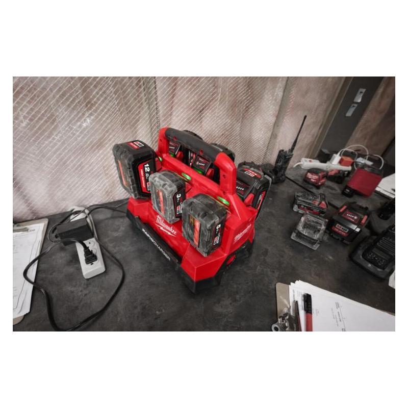 M18 PC6 - Szybka ładowarka 6-portowa PACKOUT M18™, 18 V, 2.0, 4.0, 5.0, 3.0, 5.5, 8.0 & 12.0