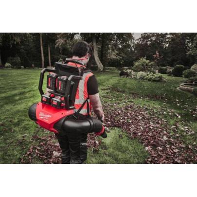 M18 F2BPB-124 - Dmuchawa plecakowa na cztery akumulatory 18 V, 12.0 Ah, FUEL™, z 4 akumulatorami i ładowarką